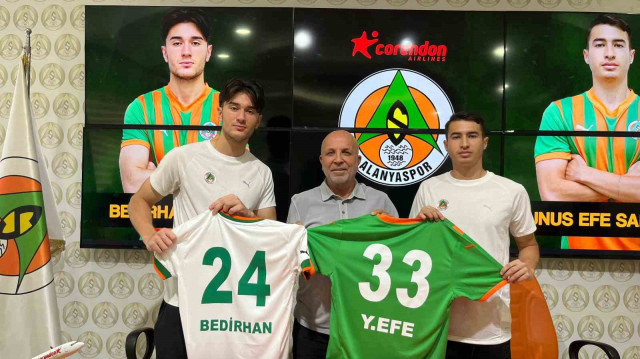 Alanyaspor'da imzalar atıldı.