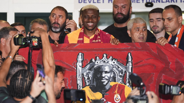26 yaşındaki futbolcuyu sarı-kırmızılı kulübün yetkilileri ve çok sayıda taraftar karşıladı.