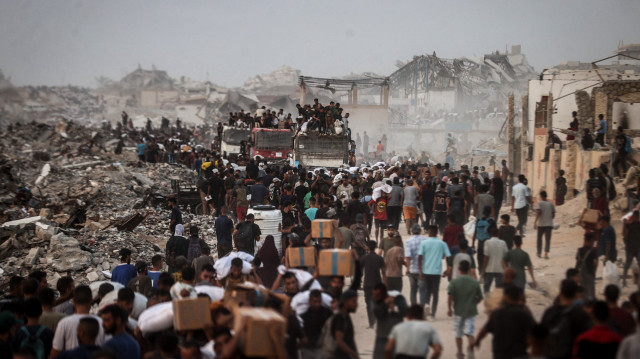 Sous les bombardements et le blocus imposés par l'armée israélienne, les Palestiniens de la bande de Gaza, réduits à la famine, se sont rendus au point de distribution d’aide situé dans la région de Zikim, au nord de Gaza, le 29 juillet 2025.