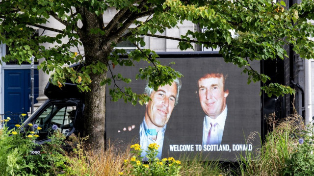 Le président américain Donald Trump et de Jeffery Epstein, condamné pour abus sexuels sur mineurs, est affichée sur le côté d'une camionnette dans le centre-ville d'Aberdeen, au nord-est de l'Écosse, le 28 juillet 2025.