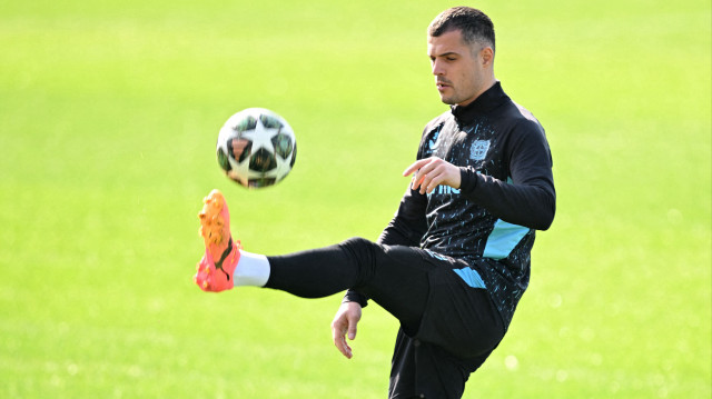 Granit Xhaka, kaptanlığını da yaptığı ve en çok forma giyen isim olduğu İsviçre Milli Takımı'nda ise 137 maçta 14 gol kaydetti.