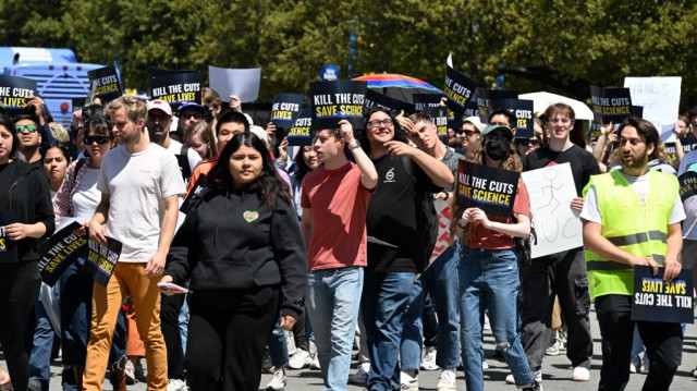 Des étudiants, chercheurs et manifestants de UCLA se rassemblent lors d’une manifestation intitulée "Kill the Cuts" à Los Angeles (UCLA), le 8 avril 2025.