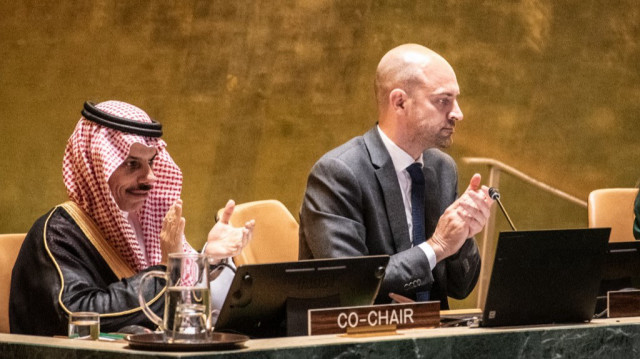 Le ministre français des Affaires étrangères, Jean-Noël Barrot (au centre), président une conférence sur la Palestine et la solution à deux États aux Nations Unies, le 29 juillet 2025 à New York.
