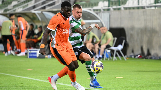UEFA Konferans Ligi 2. eleme turu ilk maçında Bulgaristan temsilcisi Cherno More ile İstanbul Başakşehir, Razgrad kentindeki Ludogorets Arena'da karşılaştı. Bir pozisyonda İstanbul Başakşehir'den Olivier Kemen (solda) rakibiyle mücadele etti.


