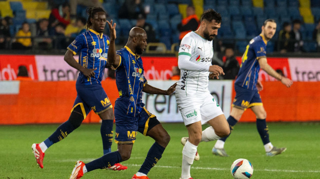 Trendyol 1. Lig'in 30. haftasında MKE Ankaragücü ile Alagöz Holding Iğdır FK takımları Ankara Eryaman Stadyumu'nda karşılaştı. Bir pozisyonda Alagöz Holding Iğdır FK oyuncusu Muammer Sarıkaya (24), rakipleriyle mücadele etti.