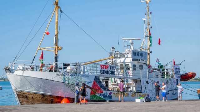 Le navire de la Flottille de la liberté "Handala" avant son départ pour Gaza, au port de Syracuse, en Sicile, dans le sud de l'Italie, le 13 juillet 2025.