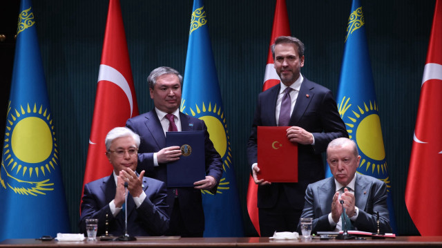 Le ministre turc de l’Énergie, Alparslan Bayraktar, le ministre kazakh de l’Énergie, Yerlan Akkenzhenov, le Président kazakh Kassym-Jomart Tokaïev et le président turc Recep Tayyip Erdogan.