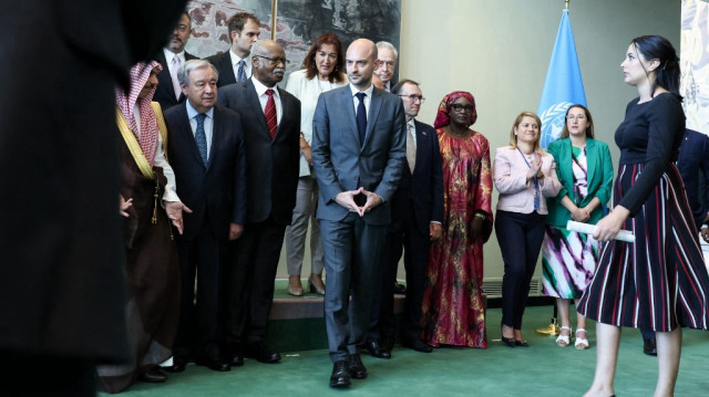 Le ministre des Affaires étrangères saoudien, Fayçal ben Farhane Al-Saoud (g.), le secrétaire général de l’ONU, Antonio Guterres (2e g.), et le ministre français des Affaires étrangères, Jean-Noël Barrot (au centre, devant), posent pour une photo de groupe lors de la conférence des Nations unies sur la solution à deux États pour Israël et les Palestiniens, au siège de l’ONU, le 28 juillet 2025 à New York.