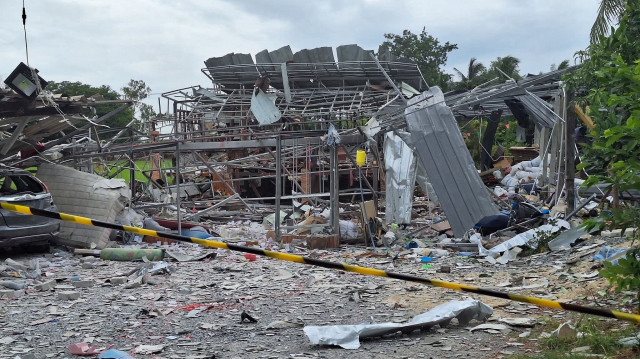 L’explosion a entièrement détruit l’usine située dans le district de Muang et endommagé plusieurs véhicules à proximité.