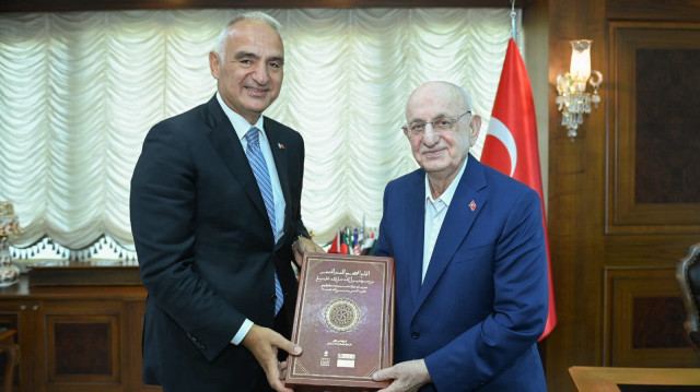 Bakan Ersoy, Kahraman'a İmam Buhari’nin hadis kitabı 'el-Camiu’s-Sahih'i hediye etti.