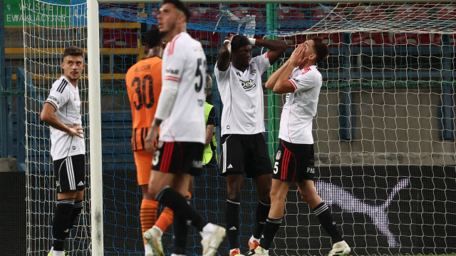 Beşiktaşlı futbolcuların yaşadığı üzüntü.