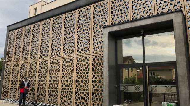 Le tribunal correctionnel de Lyon a reconnu l’acte comme islamophobe, aggravé par un vol commis dans un lieu de culte.
