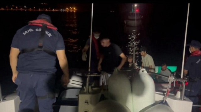 Düzensiz göçmenler, işlemlerinin ardından İl Göç İdaresi Müdürlüğü’ne teslim edildi.