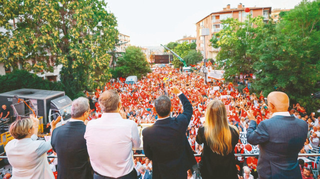 CHP Çankaya İlçe Başkanı Fahri Yıldırım'ın görevden alınmasında, İmamoğlu'nun ofis açılışına
katılımın az olması bahane edildi.