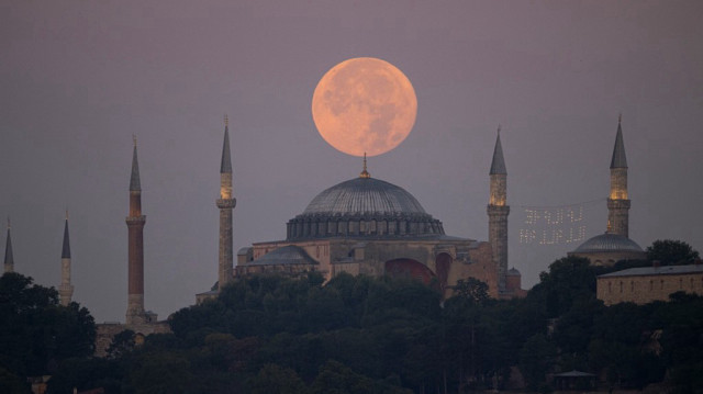 La super lune au-dessus de l’Ayasofya-i Kebir Camii, à Istanbul, le 2 août 2023.