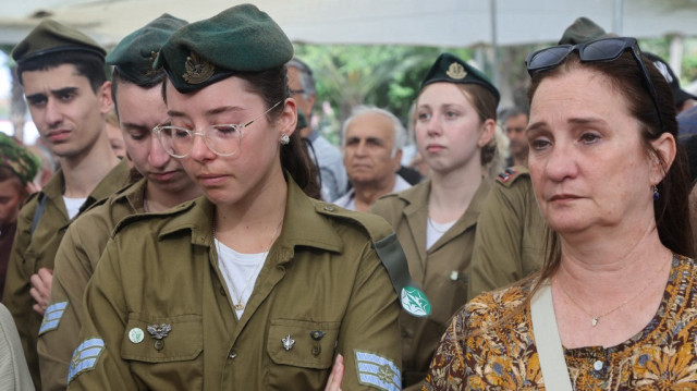 Des proches pleurent lors des funérailles d'un soldat israélien près de Tel Aviv, le 12 mai 2025.