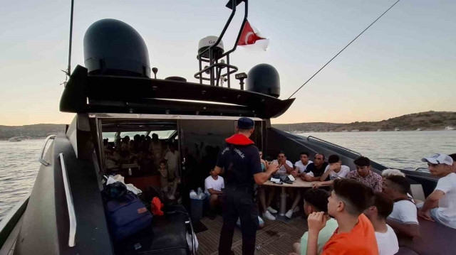 Muğla’nın Bodrum ilçesi açıklarındaki motoryatta 72 düzensiz göçmen yakalandı.
