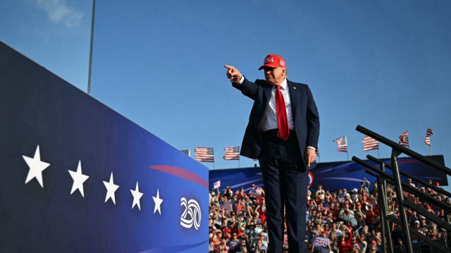 Le président américain Donald Trump fait un geste alors qu'il monte sur scène pour prononcer un discours lors de la célébration "Salute to America" au parc des expositions de l'État de l'Iowa à Des Moines, le 3 juillet 2025.