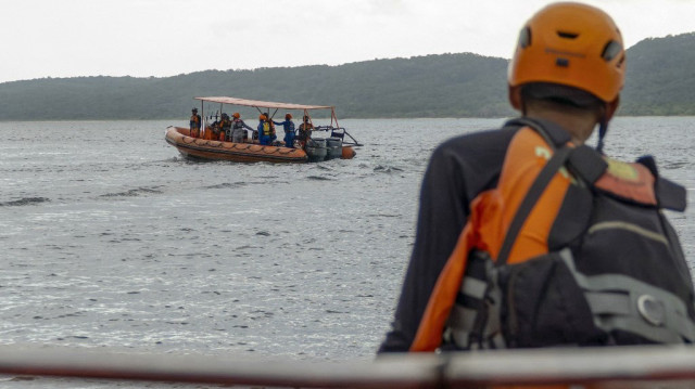 Des sauveteurs recherchent les victimes disparues d'un accident de ferry dans les eaux du détroit de Bali à Jembrana, Bali, le 4 juillet 2025.