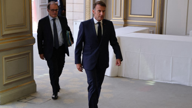 Le secrétaire général de la présidence française Emmanuel Moulin (G) marche avec le président français Emmanuel Macron alors qu'ils assistent à un sommet sur la Nouvelle-Calédonie au palais de l'Élysée à Paris, le 2 juillet 2025.