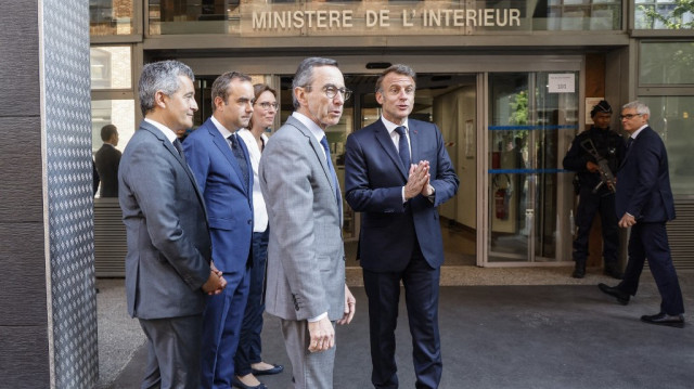 Le ministre français de la Justice, Gerald Darmanin, le ministre français des Armées, Sébastien Lecornu, la ministre française en charge des comptes publics, Amélie de Montchalin, le ministre français de l'Intérieur, Bruno Retailleau, et le président français, Emmanuel Macron, arrivent pour une visite de l'État major interministériel de lutte contre la criminalité organisée (EMCO), à Nanterre, dans la banlieue de Paris, le 14 mai 2025.
