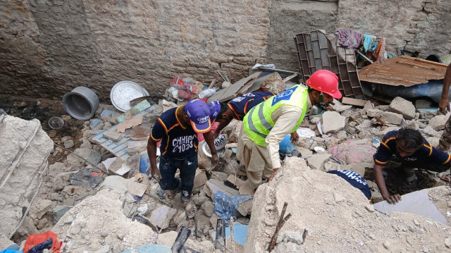 Une centaine de personnes vivaient dans l’immeuble délabré de cinq étages effondré vendredi matin au Pakistan.