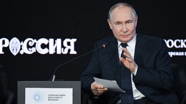 Sur cette photo de famille diffusée par l'agence d'État russe Sputnik, le président russe Vladimir Poutine assiste au forum "Des idées fortes pour un temps nouveau" organisé par l'Agence pour les initiatives stratégiques (ASI), une organisation autonome à but non lucratif, à Moscou, le 3 juillet 2025.