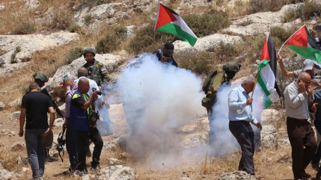 الضفة.. فلسطينيون يفككون بؤرة استيطانية في بلدة سنجل