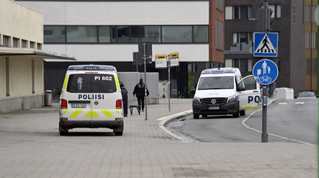Des véhicules de police sont visibles à l'extérieur du centre commercial Ratina à Tampere, Finlande, le 3 juillet 2025. Plusieurs personnes ont été poignardées et blessées jeudi près d'un centre commercial de la ville finlandaise de Tampere, et le suspect a été arrêté, a annoncé la police.