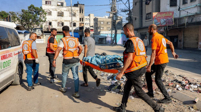 Des sauveteurs palestiniens portent une victime d'une frappe israélienne dans la ville de Gaza, dans le centre de la bande de Gaza, le 2 juillet 2025.