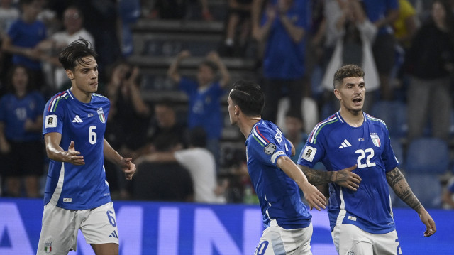 İtalya milli takım futbolcusu Giacomo Raspadori takım arkadaşları Giovanni Di Lorenzo (sağda) ve Samuele Ricci (solda) ile gol sevincini paylaştı.