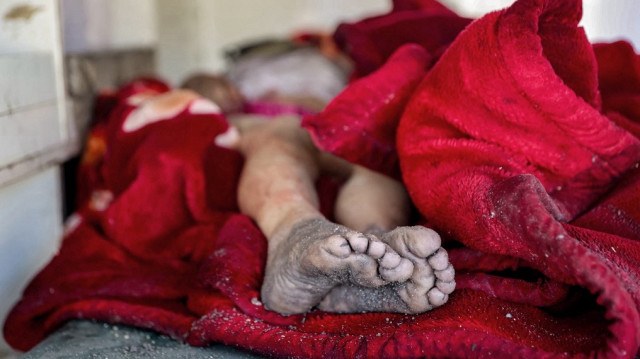 Le corps de l'enfant palestinien se trouve à l'intérieur d'une couverture à la suite d'une frappe israélienne dans la ville de Gaza, dans le centre de la bande de Gaza, le 2 juillet 2025, au milieu du conflit en cours entre Israël et le groupe militant palestinien du Hamas.