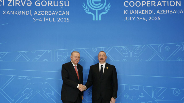 Cette photo prise et diffusée par le service de presse de la présidence turque le 4 juillet 2025 montre le président turc Recep Tayyip Erdogan et le président azerbaïdjanais Ilham Aliyev se serrant la main lors du 17e sommet de l'Organisation de coopération économique à Khankendi, en Azerbaïdjan.