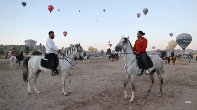 سحر كبادوكيا يتجلى على صهوات الخيول ومناطيد السماء