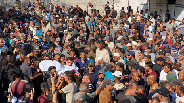 Des personnes en deuil marchent dans le cortège funèbre des Palestiniens tués lors des frappes israéliennes dans le sud de la bande de Gaza la veille, devant l'hôpital Nasser à Khan Yunis, le 4 juillet 2025. L'agence de défense civile de Gaza a signalé que plus de 70 personnes ont été tuées dans des frappes israéliennes sur la bande de Gaza le 3 juillet, alors qu'Israël a étendu ses opérations militaires dans le territoire palestinien assiégé, où près de deux ans de guerre ont créé des conditions humanitaires désastreuses pour la population de plus de deux millions d'habitants.