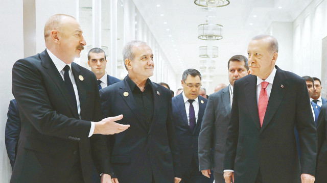 Cumhurbaşkanı Tayyip Erdoğan, Azerbaycan’ın Hankendi şehrinde düzenlenen Ekonomik İşbirliği Teşkilatı (EİT) 17. Zirvesi’ne katıldı.