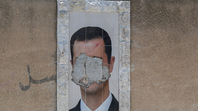 Un portrait défiguré du président syrien Bachar al-Assad est accroché à un mur de la capitale Damas, le 2 juin 2025.