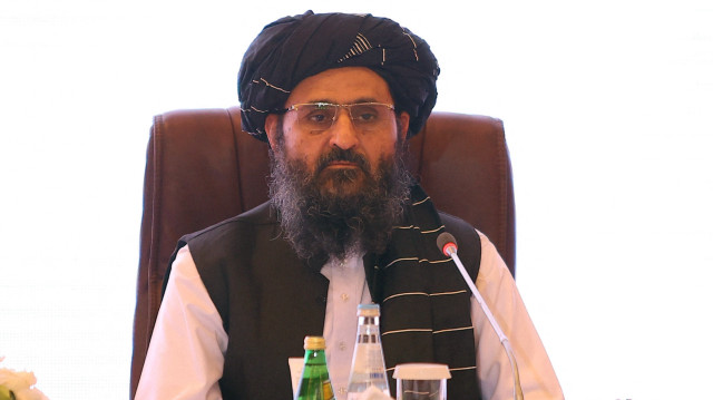 Mullah Abdul Ghani Baradar, regarde la déclaration finale des pourparlers de paix entre le gouvernement afghan et les talibans à Doha, capitale du Qatar, le 18 juillet 2021.