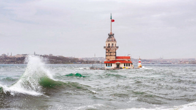 Karşımda Kız Kulesi ve taşları döven dalgalar
Ben dertlerimle varım, dertler büyük, ‘İstanbul’ kadar