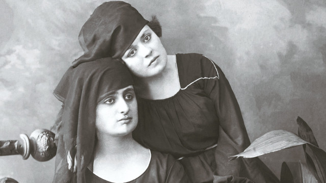 Arif Hikmet’in Yeraltı Fotoğrafhanesi’nde çektiği iki kadın, İstanbul, 1920–1921.