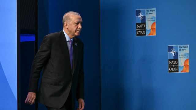 Le président turc, Recep Tayyip Erdogan, arrive pour poser avec le premier ministre néerlandais, Dick Schoof, et le secrétaire général de l'OTAN, Mark Rutte (absent), lors du sommet des chefs d'État et de gouvernement de l'Organisation du traité de l'Atlantique Nord (OTAN), à La Haye, le 25 juin 2025. 