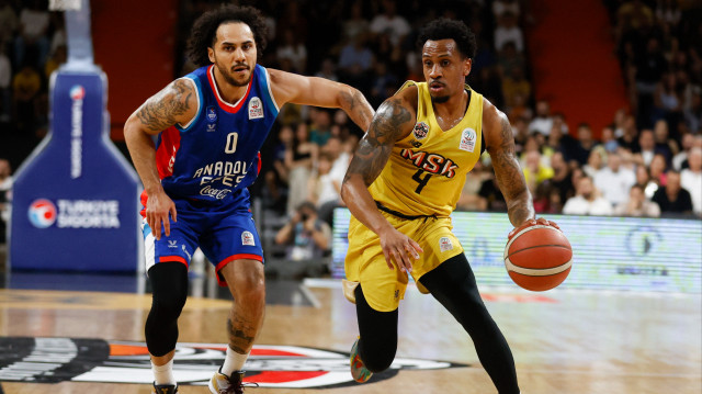 Türkiye Sigorta Basketbol Süper Ligi play-off çeyrek final ikinci maçında Mersin Spor ile Anadolu Efes, Servet Tazegül Spor Salonu'nda karşılaştı. Bir pozisyonda Mersin Spor'dan David Efianayi (sağda) rakibiyle mücadele etti.