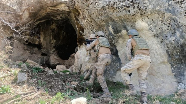 Bir mağaraya girmeye hazırlanan Türk askerleri (Foto: Arşiv)