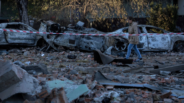 Une femme se fraye un chemin parmi les débris après les frappes massives de drones et de missiles russes sur la capitale ukrainienne, Kiev, le 4 juillet 2025, dans le cadre de l'invasion russe de l'Ukraine. Kiev a déclaré le 4 juillet que la Russie avait lancé en une nuit sa plus importante attaque aérienne contre l'Ukraine au cours de l'invasion qui dure depuis plus de trois ans. Un représentant de l'armée de l'air ukrainienne, Yuriy Ignat, a déclaré que le barrage de 550 drones et missiles constituait un record, ajoutant que "c'est le plus grand nombre que l'ennemi ait utilisé en une seule attaque".