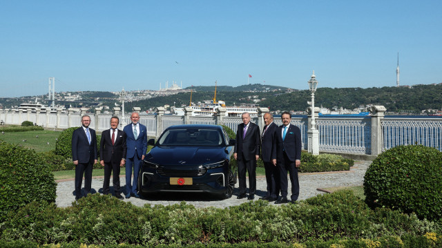 Le président turc Recep Tayyip Erdogan a effectué samedi un essai routier du nouveau modèle sedan T10F de Togg, la voiture électrique nationale turque, à Istanbul.