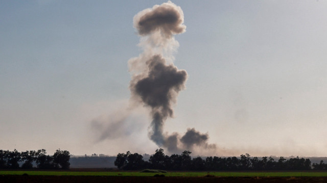 Cette photo prise à la frontière israélienne avec la bande de Gaza montre des volutes de fumée lors d'une frappe israélienne sur le territoire palestinien assiégé, le 3 juillet 2025, dans le cadre de la guerre entre Israël et le groupe militant Hamas.
