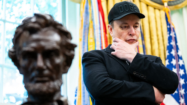 Elon Musk regarde pendant une conférence de presse avec le président américain Donald Trump dans le bureau ovale de la Maison Blanche à Washington, DC, le 30 mai 2025. Elon Musk, un ex-allié du président américain Donald Trump, a déclaré le 5 juillet 2025 qu'il avait lancé un nouveau parti politique aux États-Unis pour contester ce que le milliardaire de la technologie a décrit comme le "système de parti unique" du pays. Musk, la personne la plus riche du monde et le plus grand donateur politique de Trump pour l'élection de 2024, s'est brouillé amèrement avec le président après avoir dirigé les efforts du républicain pour réduire les dépenses et supprimer des emplois fédéraux en tant que chef du soi-disant Département de l'efficacité gouvernementale.