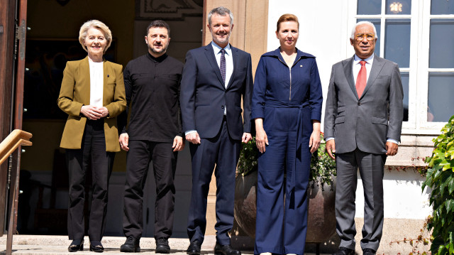 (De gauche à droite) Ursula von der Leyen, présidente de la Commission européenne, Volodymyr Zelensky, président de l'Ukraine, Frederik, roi du Danemark, Mette Frederiksen, première ministre danoise, et Antonio Costa, président du Conseil européen, posent à leur arrivée au château de Marselisborg lors de l'ouverture officielle de la présidence danoise de l'UE à Aarhus, au Danemark, le 3 juillet 2025.