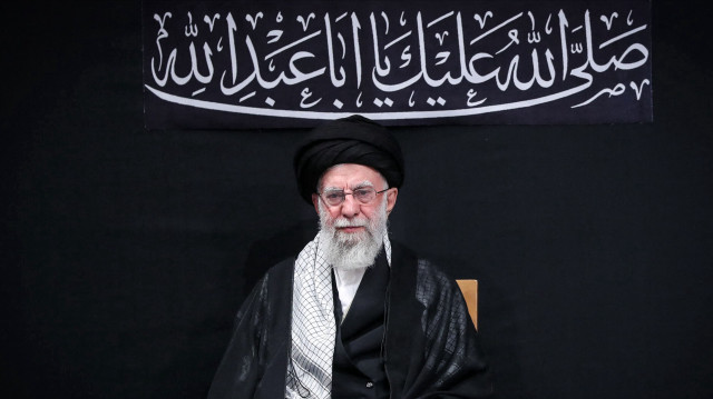 Cette photo diffusée par le bureau du guide suprême iranien, l'ayatollah Ali Khamenei, le 5 juillet 2025, le montre participant à une cérémonie de deuil à Téhéran marquant le neuvième jour du mois islamique de Muharram, à l'approche de l'Achoura, une période de dix jours commémorant l'assassinat au septième siècle du petit-fils du prophète Mahomet, l'imam Hussein. Le 5 juillet, le guide suprême iranien a fait sa première apparition publique depuis le déclenchement de la récente guerre de 12 jours entre son pays et Israël, ont rapporté les médias d'État, saluant les fidèles et recevant des acclamations dans une mosquée, dans une vidéo diffusée par la télévision d'État.