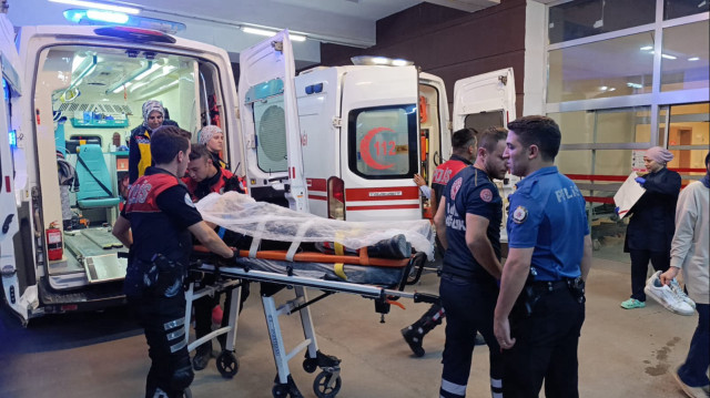 Yaralı polis memurları sağlık ekiplerinin ilk müdahalesinin ardından Adıyaman Eğitim ve Araştırma Hastanesine kaldırıldı.
